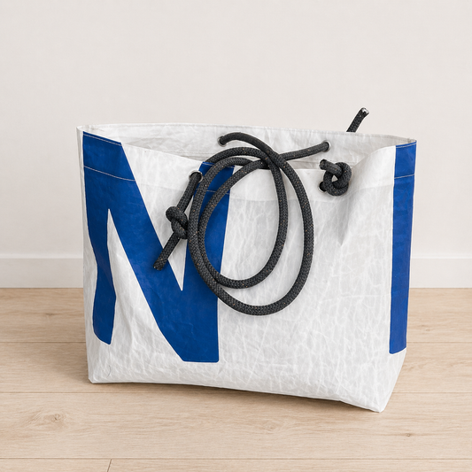 Stor bag med blå tall fra seil, genoaskjøte fra Hallberg-Rassy Misil 2