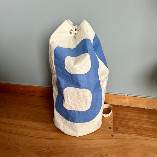 Skipssekk med blå bokstaver fra seilet