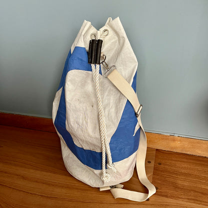 Skipssekk med blå bokstaver fra seilet