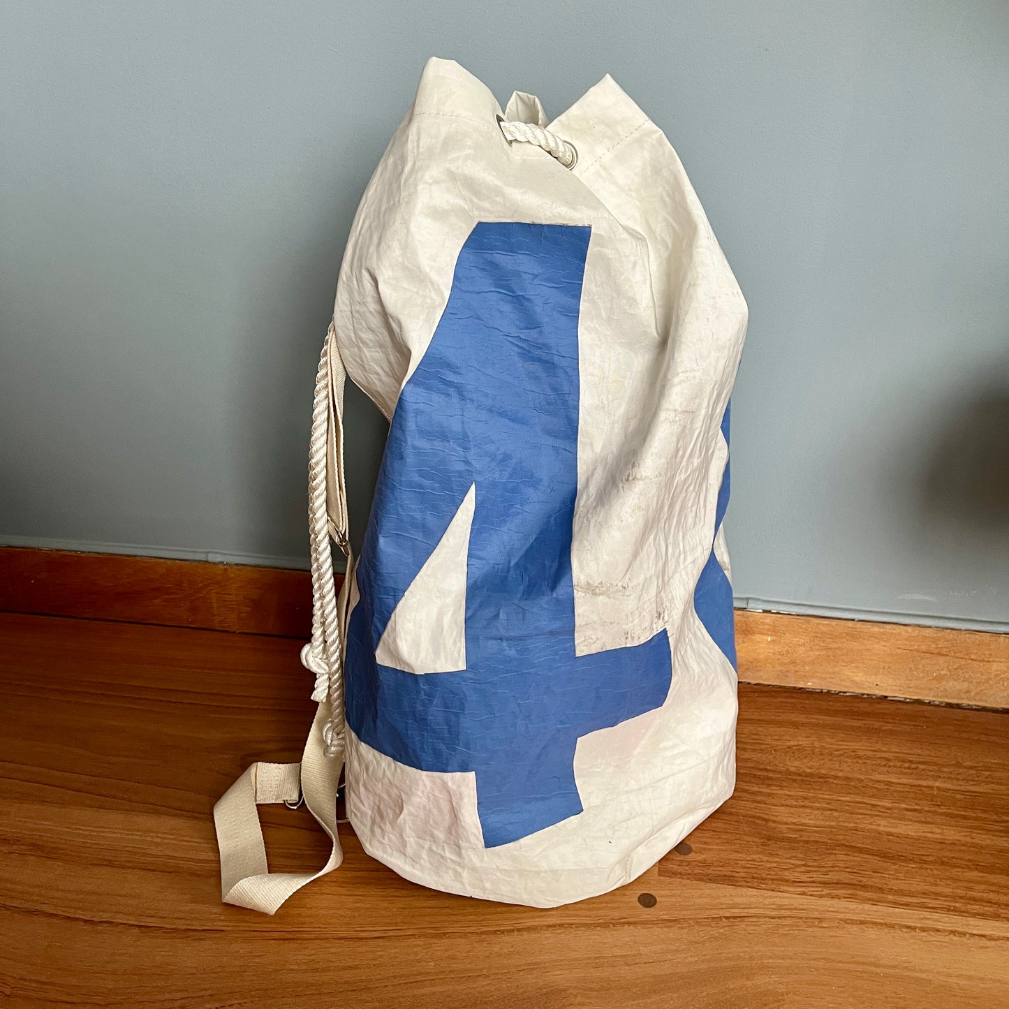 Skipssekk med blå bokstaver fra seilet