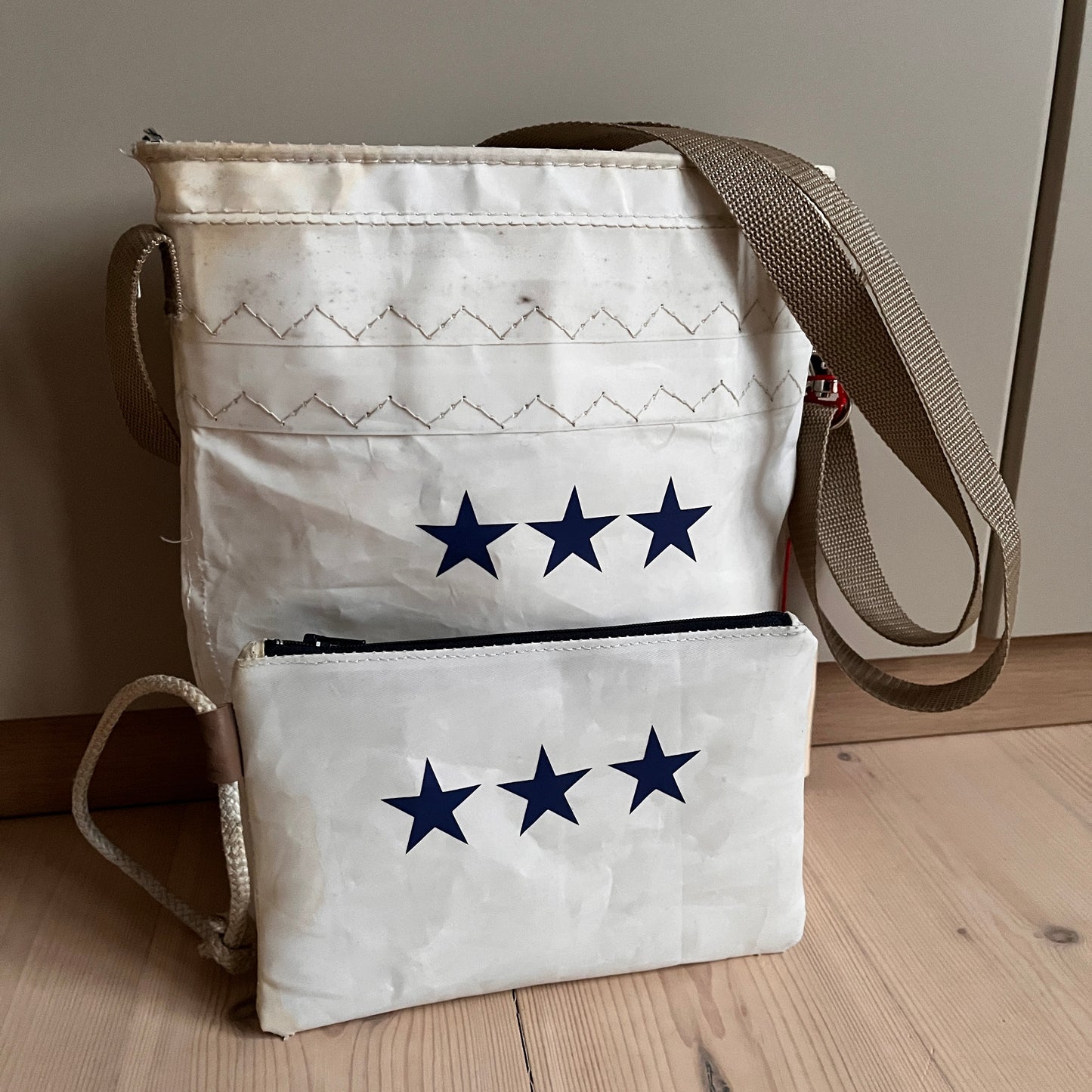 Skulderveske med tre sjerner og clutch