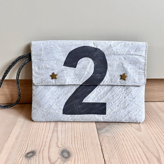 Liten clutch, med grått to-tall, og klaff. Grått Hanse-seil.