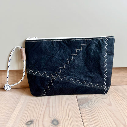 Liten clutch fra sort spinnaker - foret med annet seil