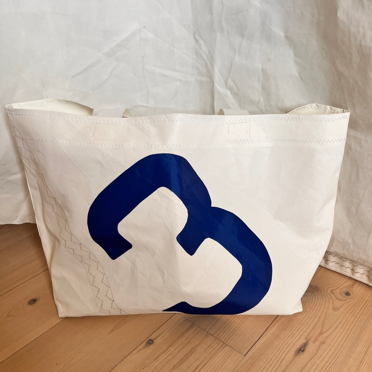 Stor bag med blått 3-tall, hvite stropper