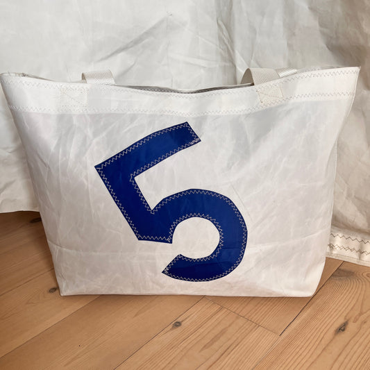 Stor bag med blått 3-tall, sorte stropper