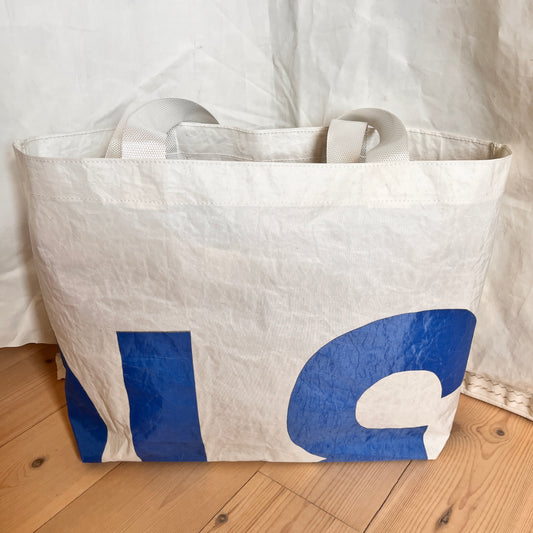 Stor bag med blå tall fra seil, innerlomme med glidelås
