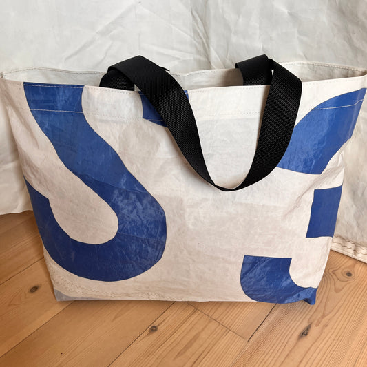 Stor bag med blå tall fra seil, innerlomme med glidelås