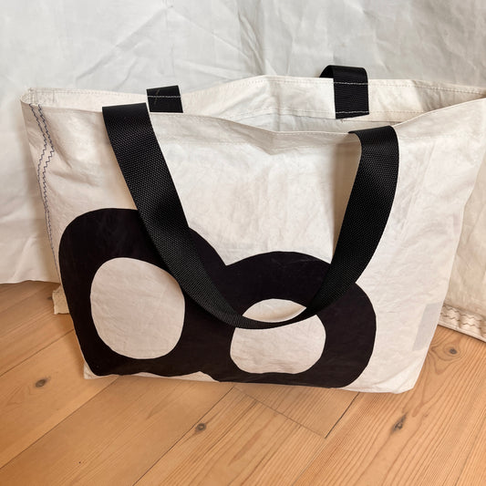 Stor bag med sort 8-tall fra seilet