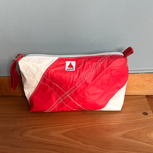 Toalettmappe av seilet til Ratata!