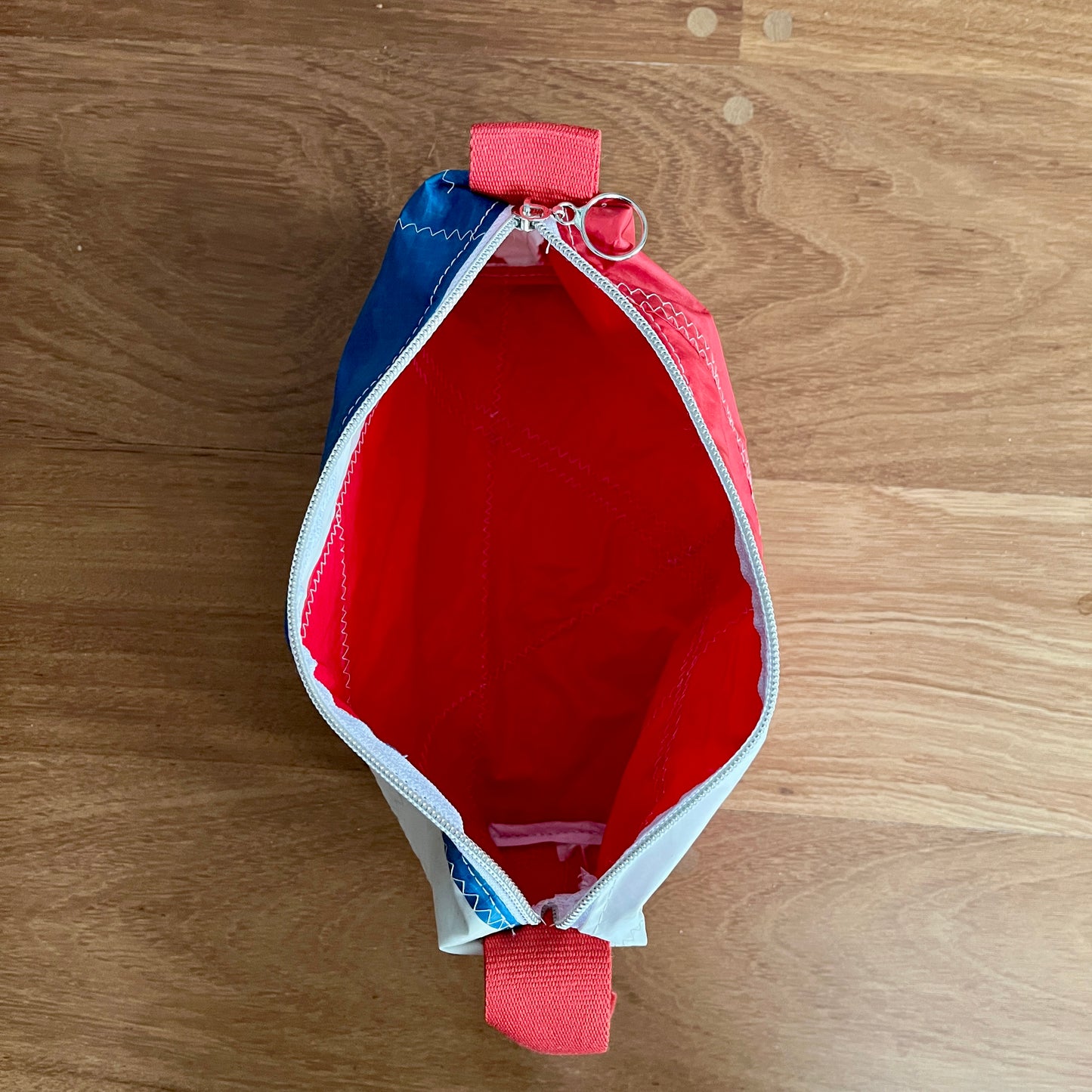 Toalettmappe av seilet til Ratata!