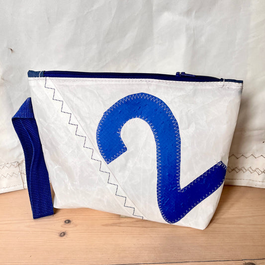 Toalettmappe med blått 2-tall