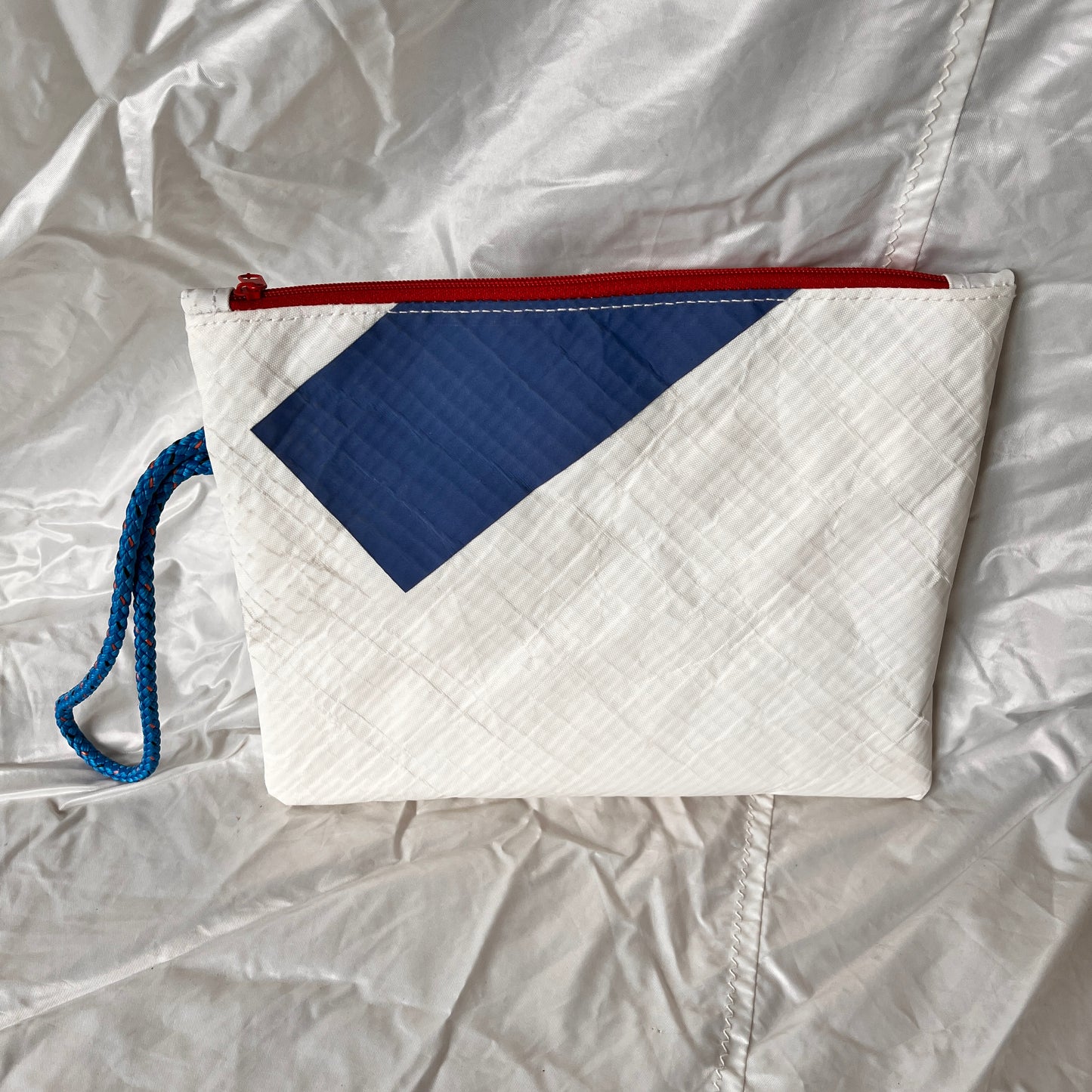 Store clutcher med detaljer fra seil, Jeanneau