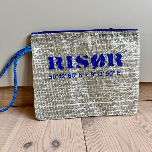Stor clutch, med Risør i blått. Racingseil fra en Bavaria Match 35