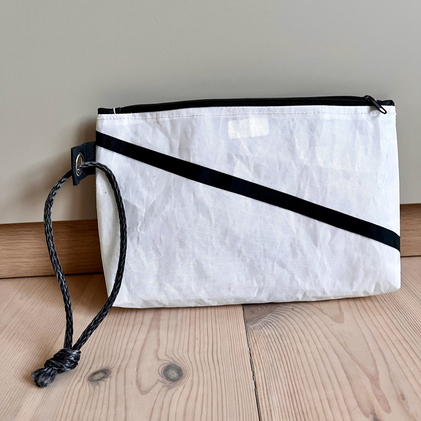 Stor clutch, med detaljer fra seil i sort