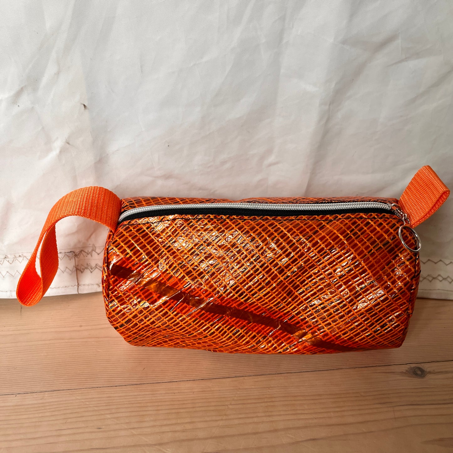 Rund, toalettmappe, oransje seil - SALG!