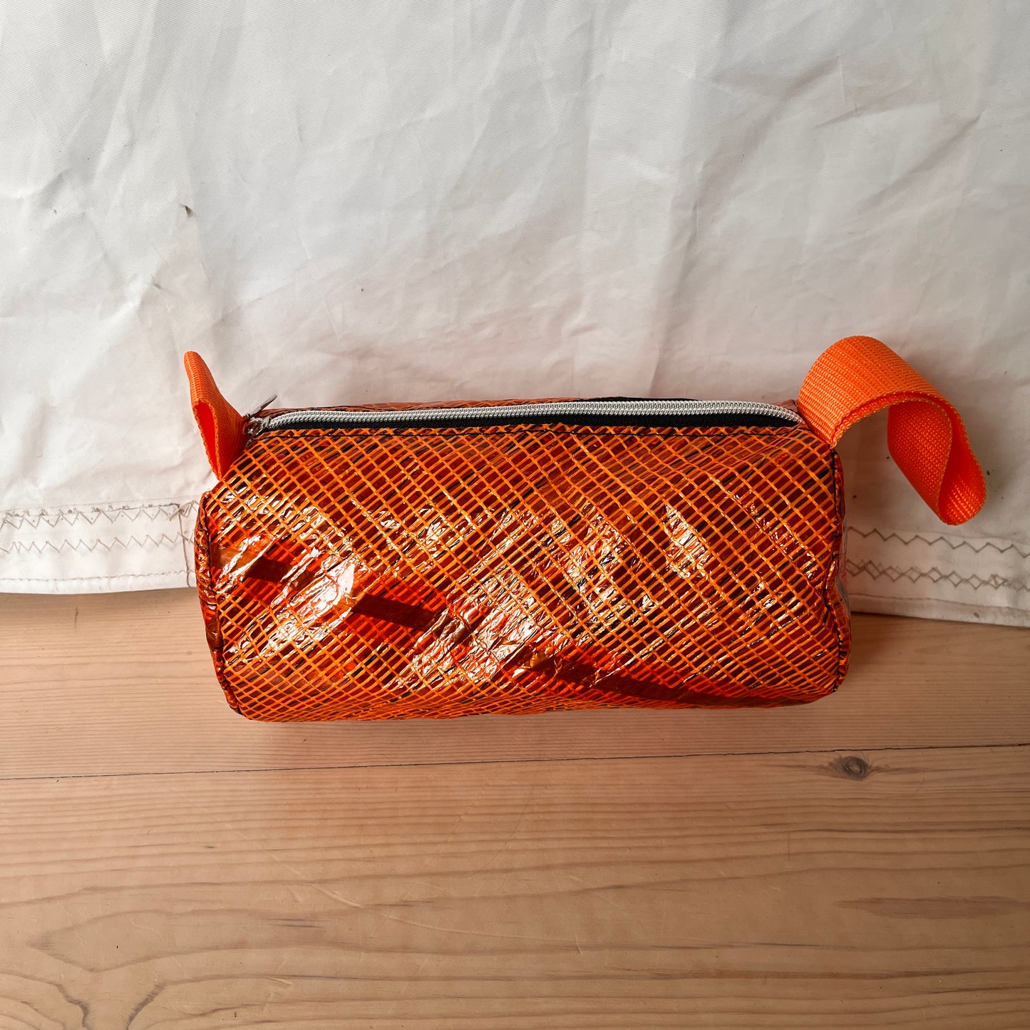 Rund, toalettmappe, oransje seil - SALG!