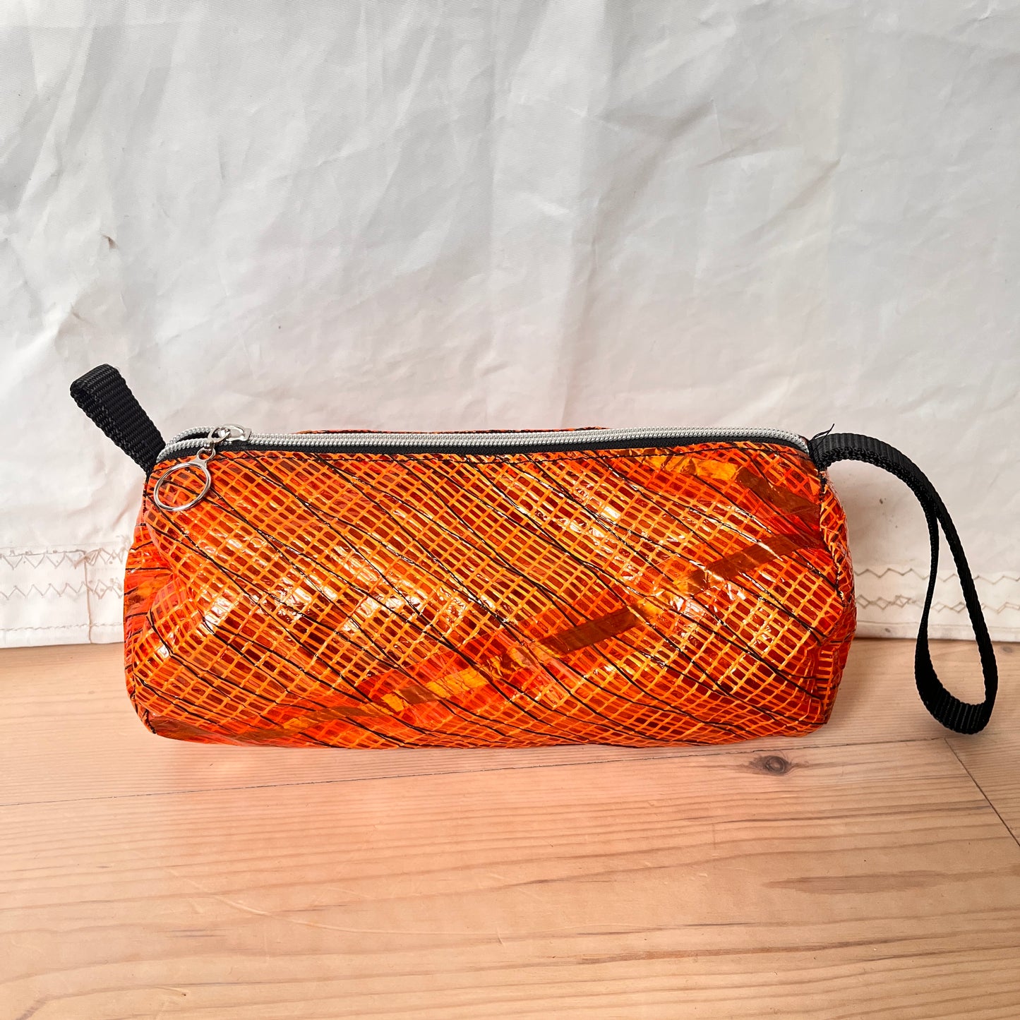 Rund, toalettmappe, oransje seil - SALG!