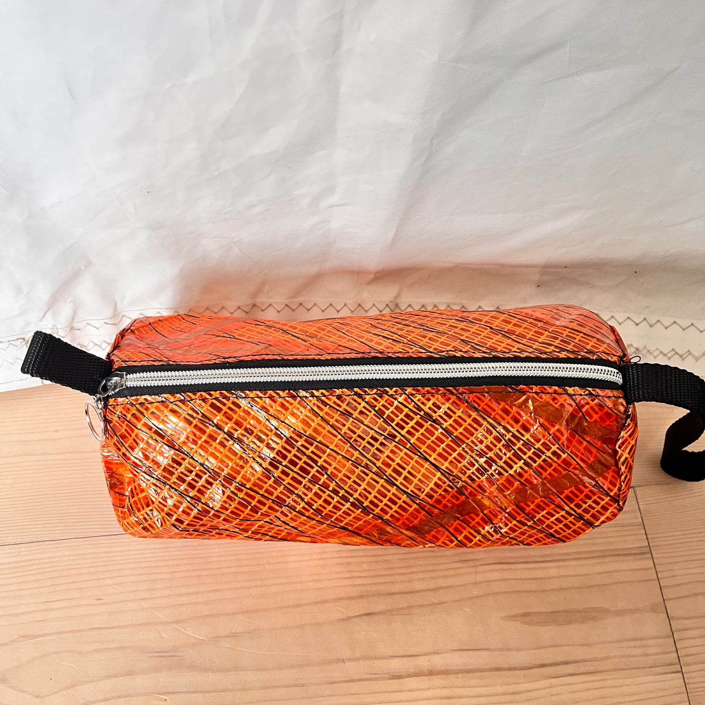 Rund, toalettmappe, oransje seil - SALG!