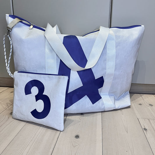 Bestillingsvare! 
Weekend-bag med glidelås og clutch, 4-tall og hvite stropper