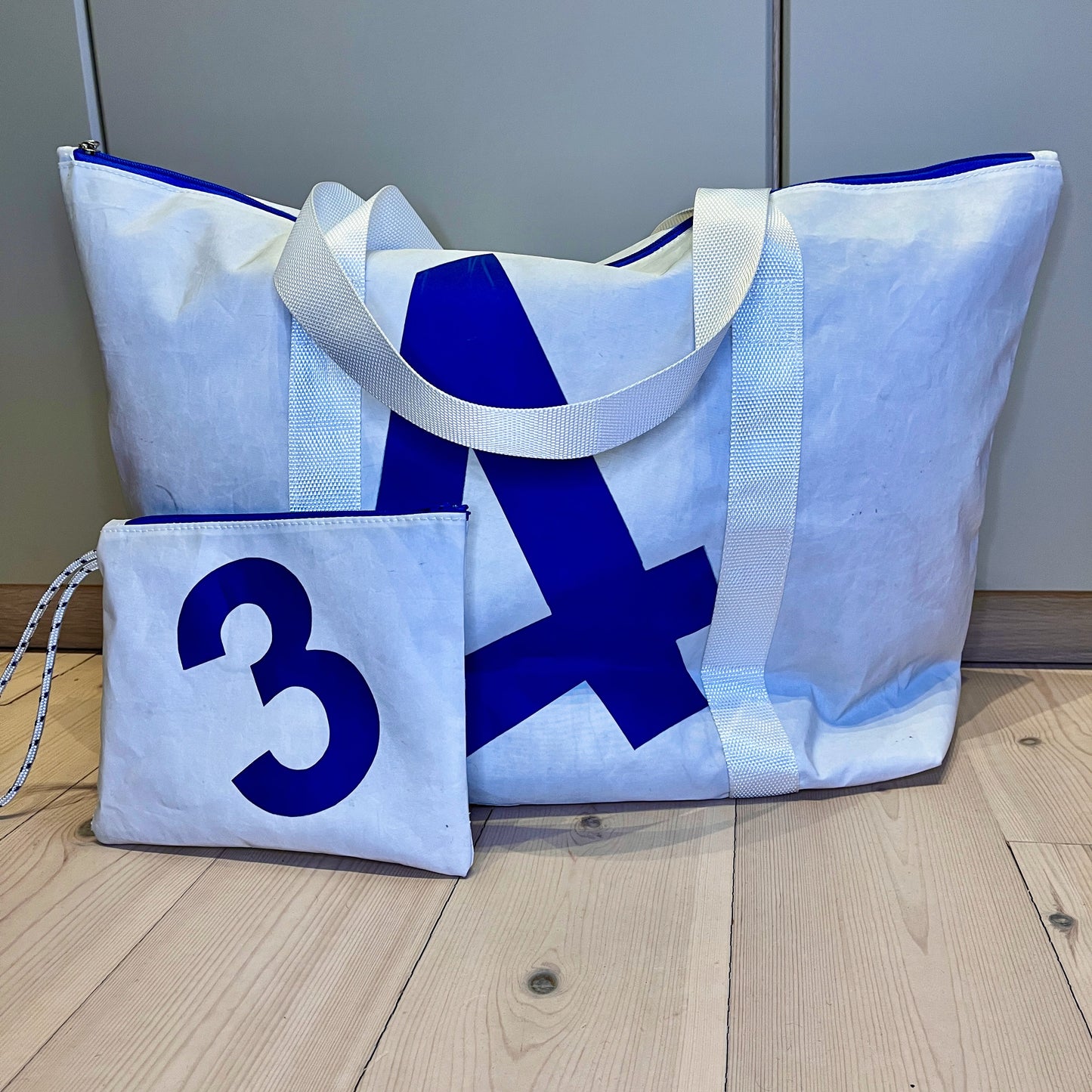 Bestillingsvare! 
Weekend-bag med glidelås og clutch, 4-tall og hvite stropper