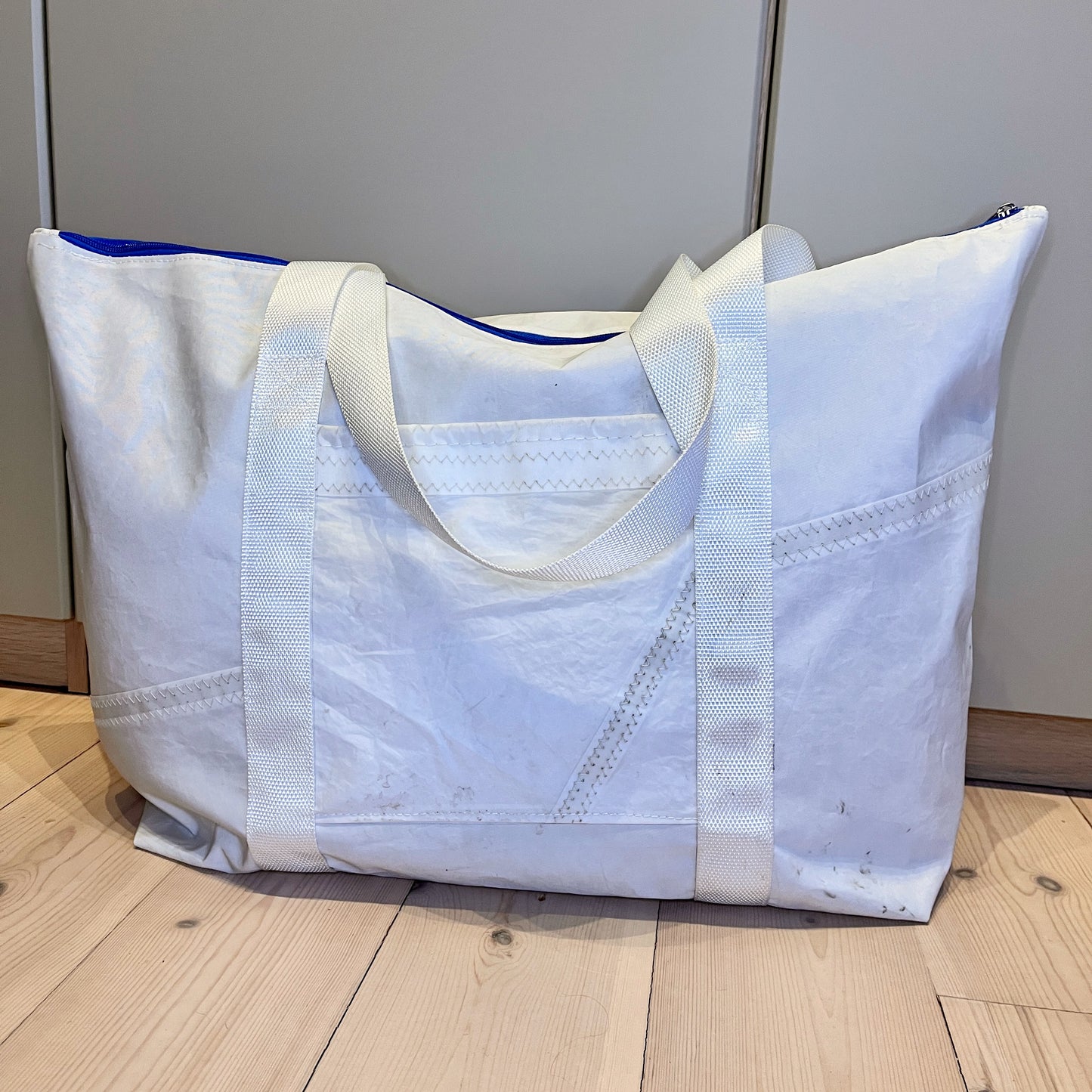 Bestillingsvare! 
Weekend-bag med glidelås og clutch, 4-tall og hvite stropper
