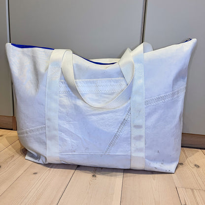 Bestillingsvare! 
Weekend-bag med glidelås og clutch, 4-tall og hvite stropper