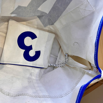 Bestillingsvare! 
Weekend-bag med glidelås og clutch, 4-tall og hvite stropper