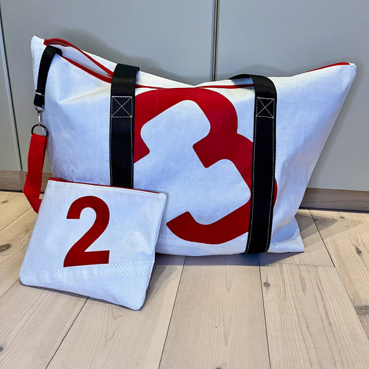 Bestillingsvare! Weekend-bag med glidelås og clutch, rødt 3-tall og sorte stropper