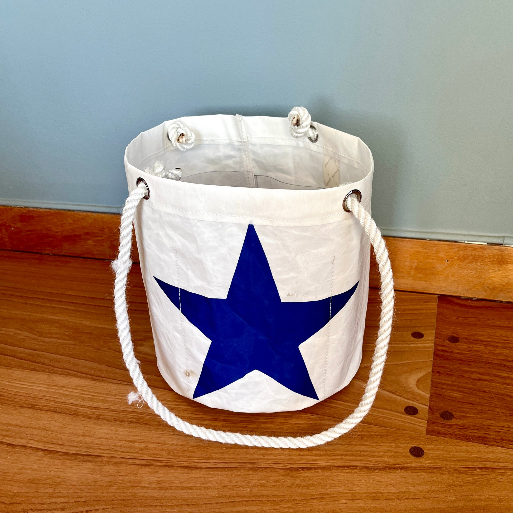 Ølbøtte laget av gamle seil.