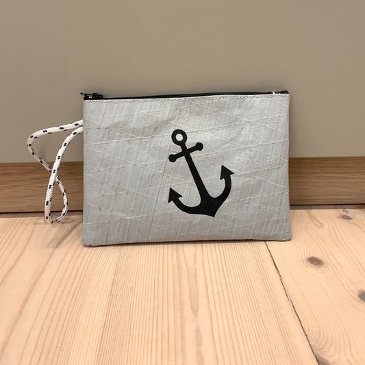Liten, grå clutch med anker