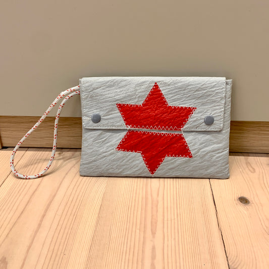 Liten clutch, med rød stjerne, og klaff. Grått seil.